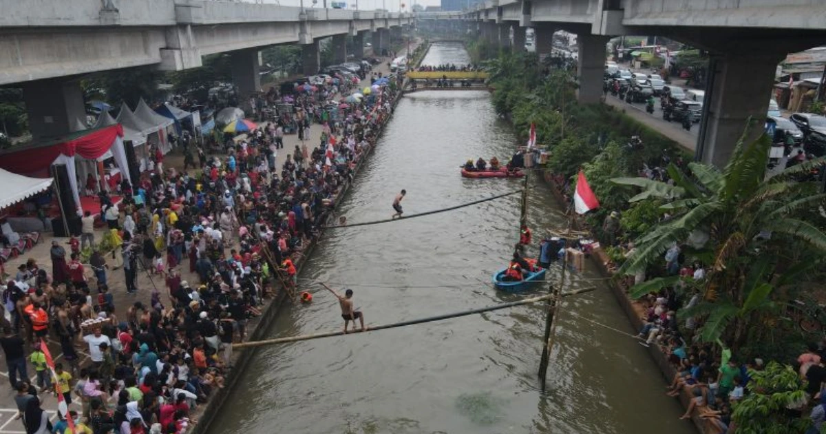 Panjat Pinang Kalimalang: Semarak HUT RI ke-80 di Jakarta