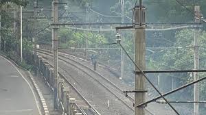 KRL Palmerah : Gas Air Mata & Bom Molotov Masuk ke Rel KRL Palmerah
