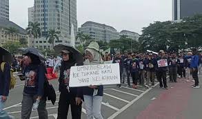 Kepung Istana : Puluhan Ribu Buruh Kepung Istana & DPR 28 Agustus